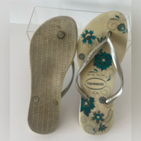 HAVAIANAS SLIM FLIP FLOPS
Good Pre-owned Condition 
GREEN FLORAL PRINT - Picture 5 of 5